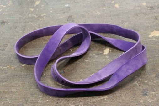 Ein elastisches Band das dich bei Klimmzügen nach oben ziehen kann