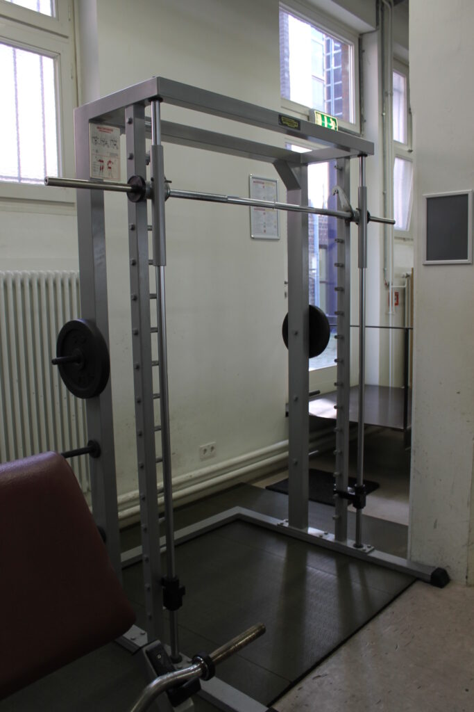 Eine Multipresse oder "Smith Machine"
