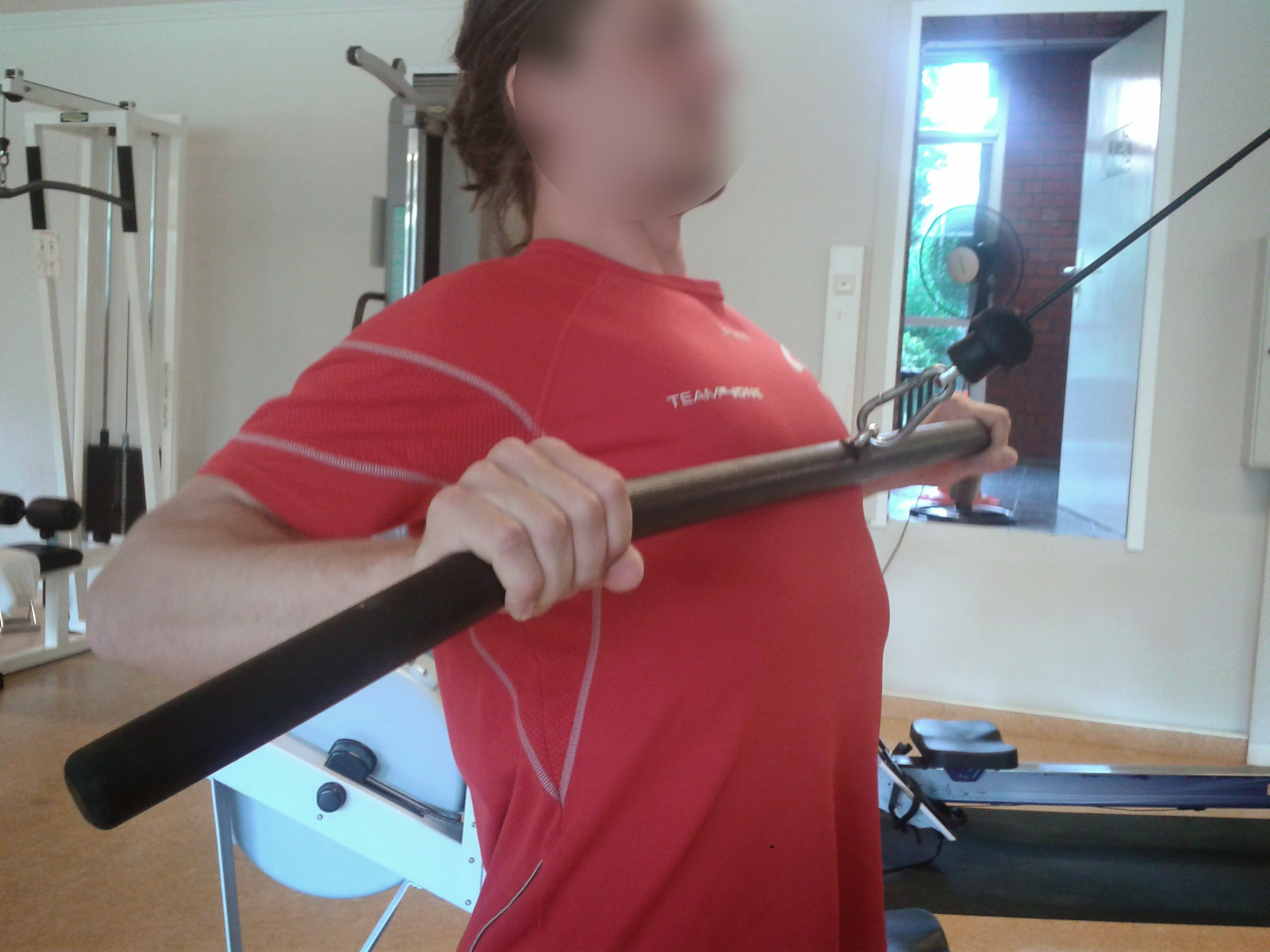 Schräges Rudern am Kabelzug - volle Kontraktion. Hier pausierst du kurz.